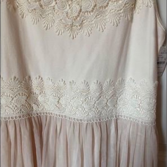 Ivory dresses - Picture 2 of 3